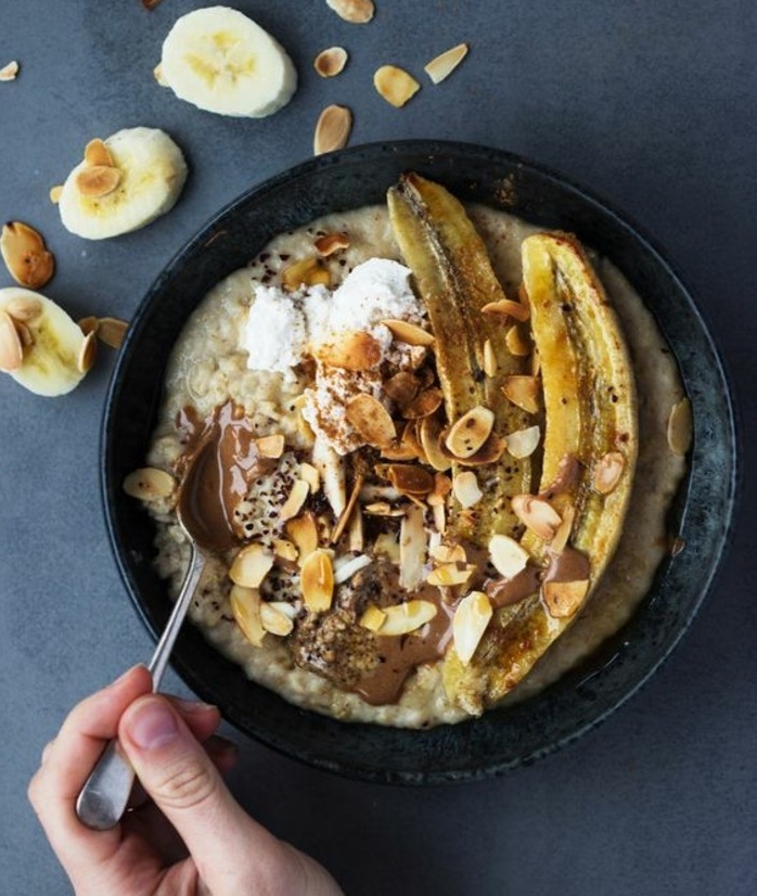 recette porridge, aux bananes frites, chocolat, et amandes grillées, idée comment préparer un porridge maison