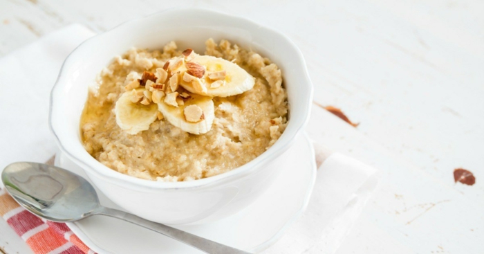suggestion classique recette porridge aux bananes et amandes, idée petit déjeuner minceur pour faire le régime