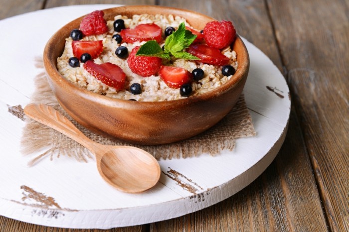 recette porridge aux flacons d'avoine et lait, myrtilles, fraises, aliments riches en fibres, protéine et vitamines