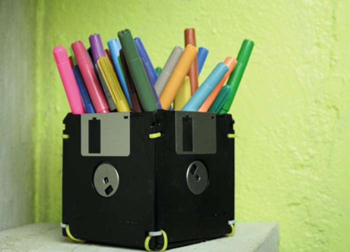 recylage-de-disquette-trasnformée-en-pot-a-crayon-idée-comment-faire-un-rangement-originale-pour-crayons-en-couelur