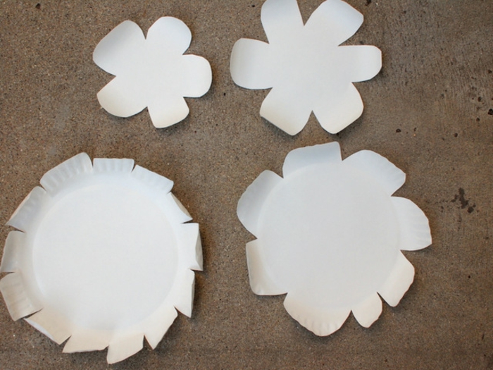 relever-les-bouts-de-pétales-idée-activité-créative-de-printemps-avec-des-assiette-blanches-fleur-en-papier-diy