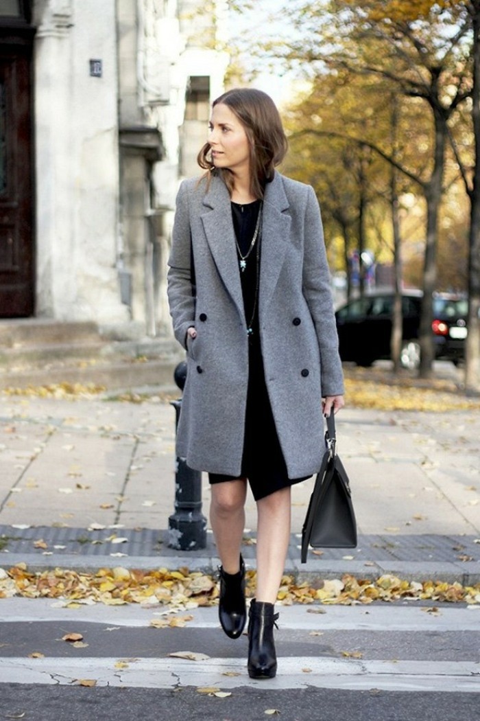 femmes en bottes et jupes, manteau gris, robe noire, sac à main en cuir