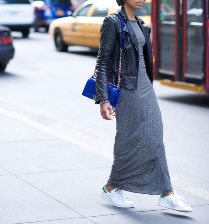 tenue avec stan smith, pochette bleu éléctrique, basket classe femme, veste en cuir noir