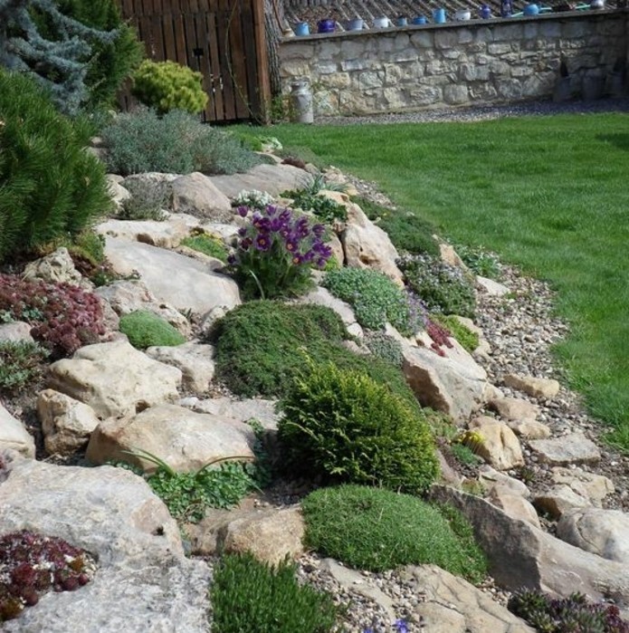 rocaille-fleurie-aux-abrods-d-une-pelouse-idée-comment-faire-une-rocaille-soi-meme-maison-rustique-chic