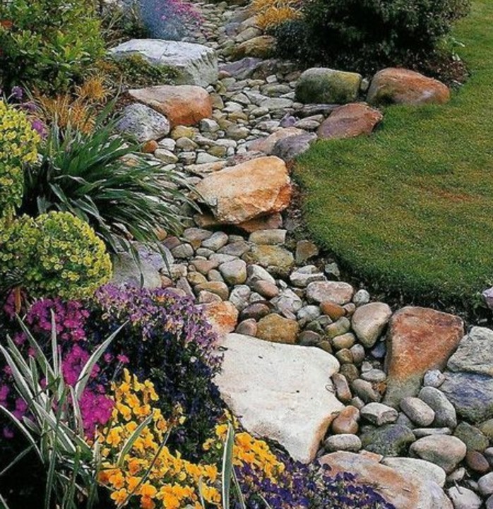 rocaille-fleurie-des-fleur-de-rocaille-de-couleurs-diverses-un-sentier-en-pierres-pierres-enveloppés-de-végétation