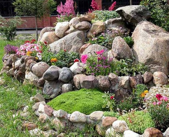 rocaille-fleurie-un-entassement-de-pierres-arbustes-et-fleurs-decoration-jardin-a-faire-soi-meme