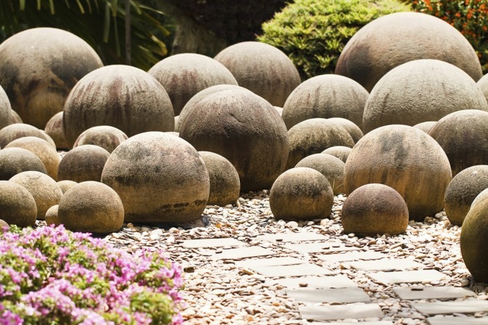 rocaille-jardin-composé-de-grosse-pierre-decoration-jardin-en-forme-ronde-sentier-en-pierre-et-fleurs-couleur-rose-jardin-moderne-a-faire-soi-meme