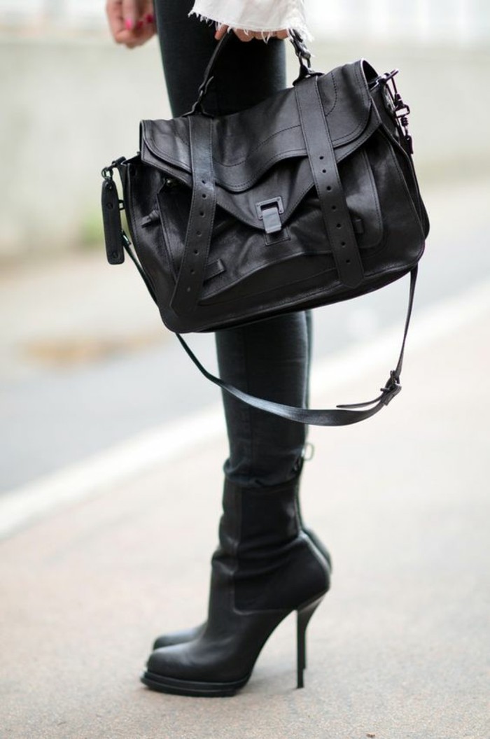 sac-à-mains-femme-en-noir-corsaire-porté-avec-des-cuissardes