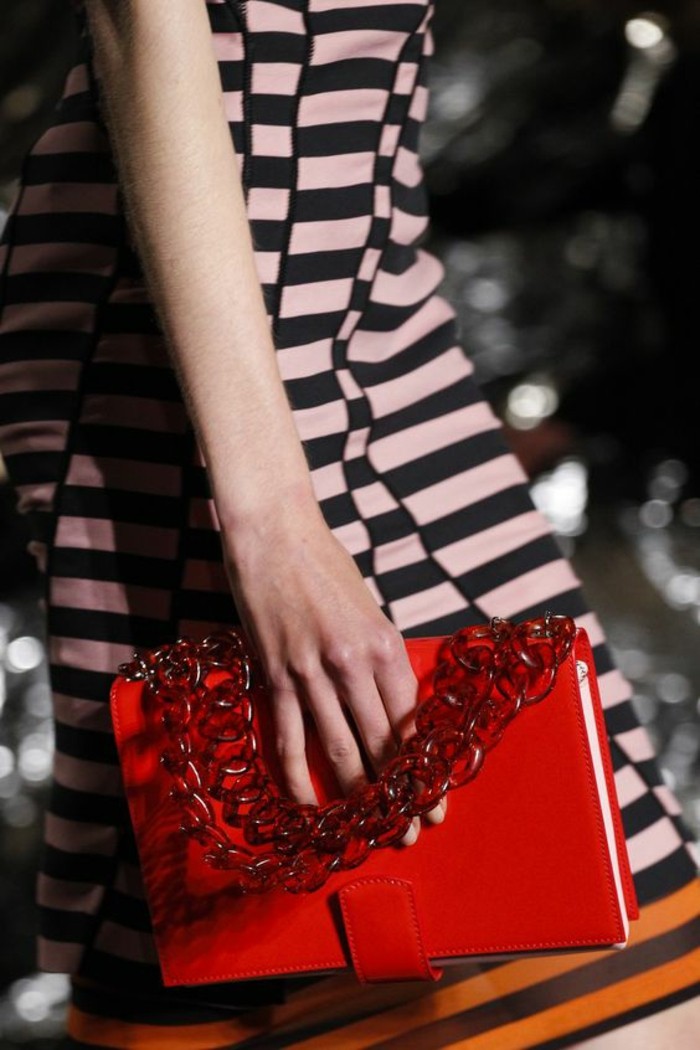 sacs-a-mains-femme-Givenchy-rouge-flamme-port-chaine