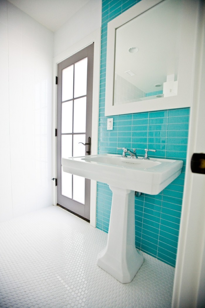 salle-de-bain-bleu-moderne-deco-blanc-et-turquoise-lavabo-et-miroir
