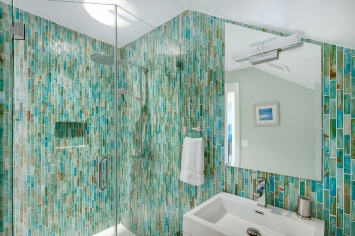 salle-de-bain-bleu-turquoise-carrelage-miroir-photo-mer-cabine-de-douche