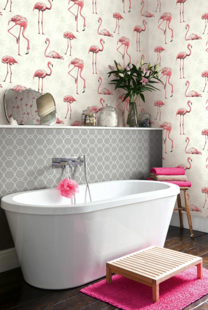 salle-de-bain-moderne-déco-rose-baignoire-chic-papier-peint-mural-flamant