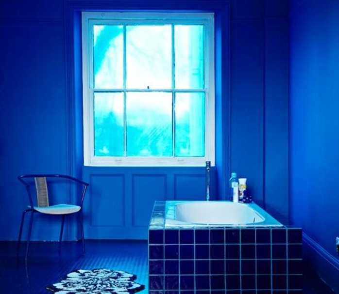 salle-de-bain-vouleur-indigo-carrelage-sol-et-peinture-bleu-indigo-une-baignoire-bleue-idee-comment-amenager-une-salle-de-bain