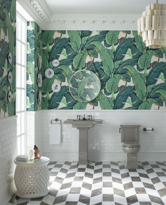 salle-de-bains-moderne-déco-gris-et-blanc-carreaux-papier-peint-tropical-feuille-de-bananier