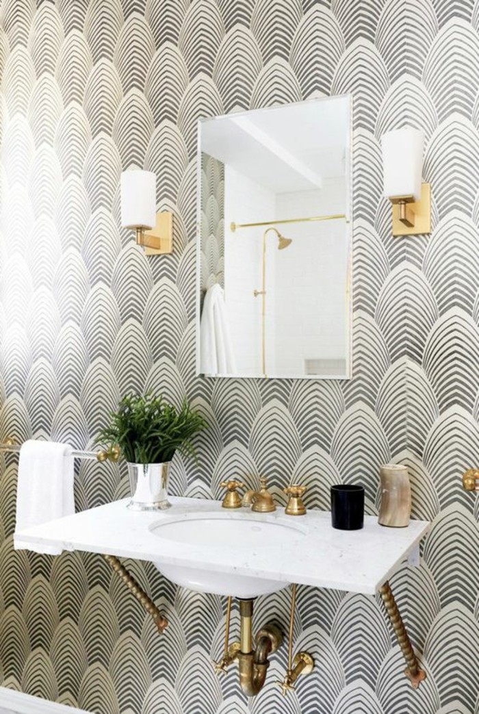 salle-de-bains-tapisserie-murale-effet-optique-déco-dorée-