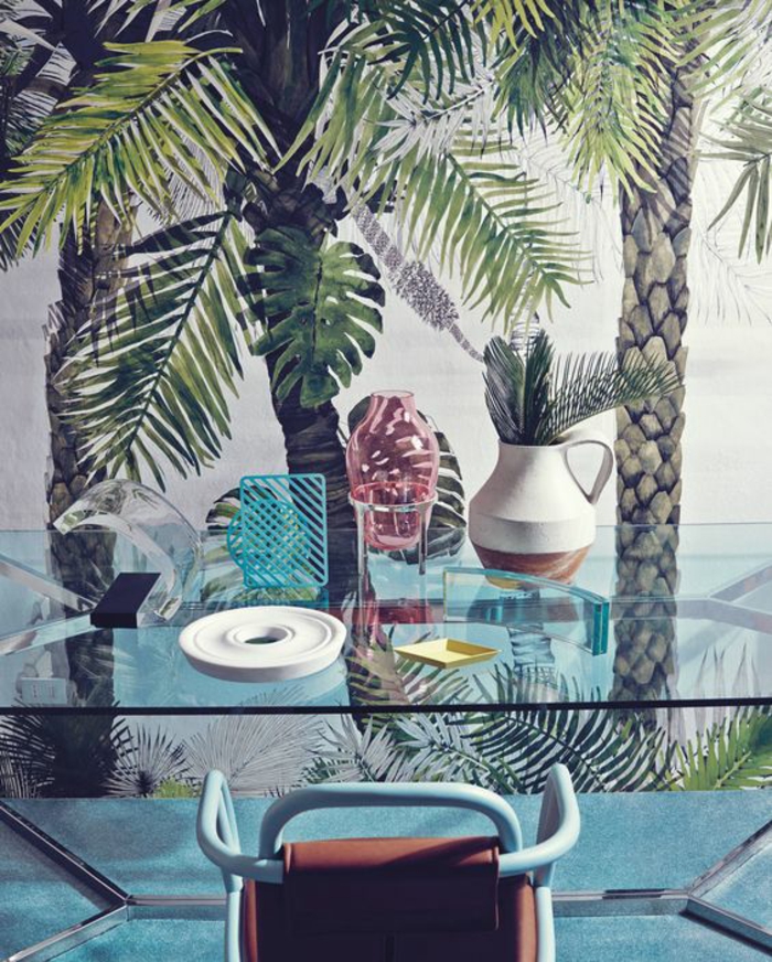 salle-à-manger-originale-table-en-verre-papier-peint-palmier