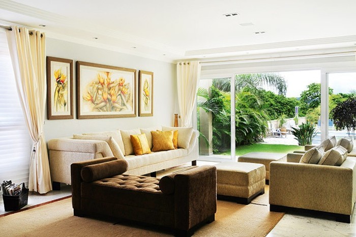 decoration zen, canapé beige, rideaux longs, murs blancs, vue sur le jardin, tapis beige