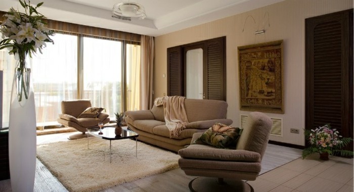 feng shui couleurs, murs beige, rideaux longs, tapis blanc, fauteuil taupe, grande fenêtre