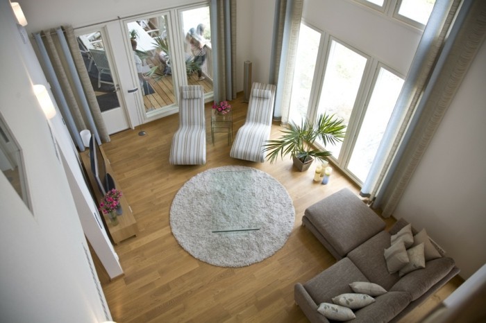 aménager son salon, tapis rond, canapé gris, grande fenêtre, parquet en bois clair