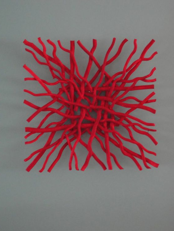 sculpture bois flotté, bâtons croisés en rouge 