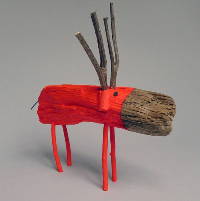 sculpture bois flotté, un cerf sympathique peint rouge 