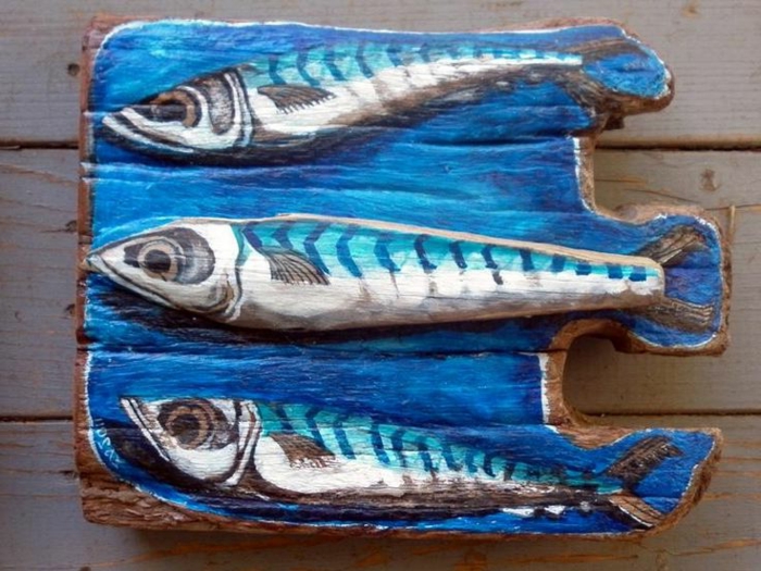sculpture bois flotté, dessin de poisson sur planche de bois