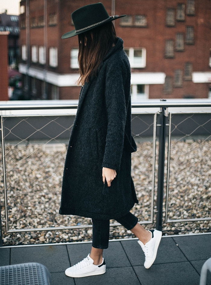 Черное пальто с белыми кроссовками