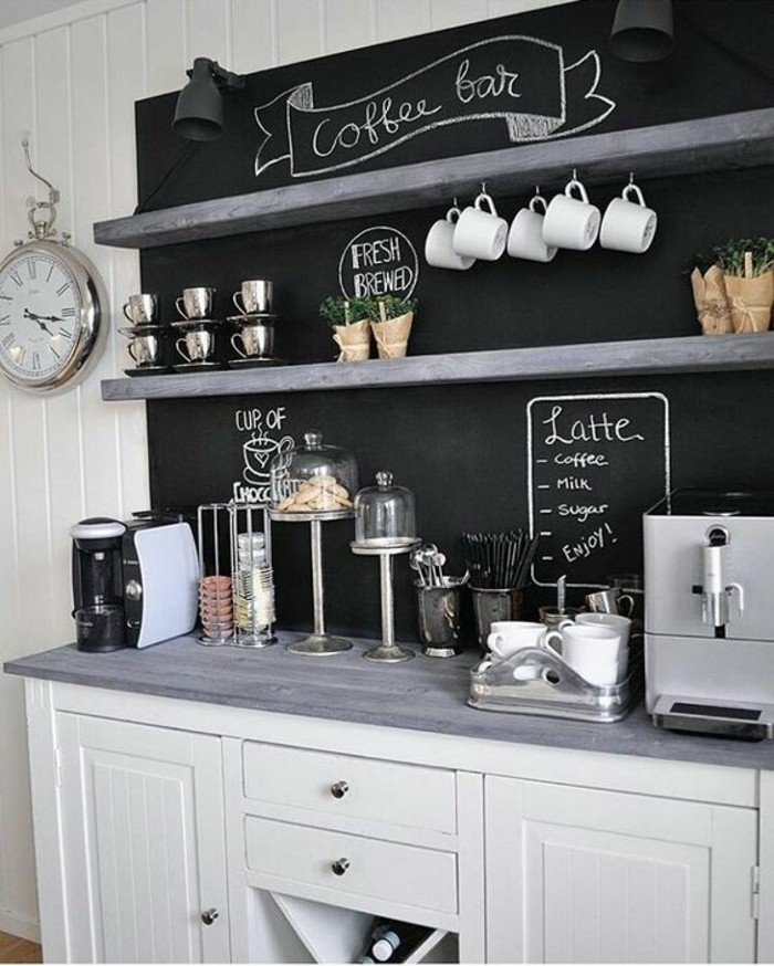 style-cocooning-cuisine-en-blanc-et-noir-machine-de-café-horloge-tasses