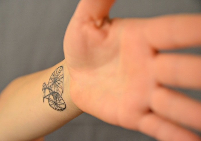 idée tattoo de vélo liberté comme tatouage voyage poignet