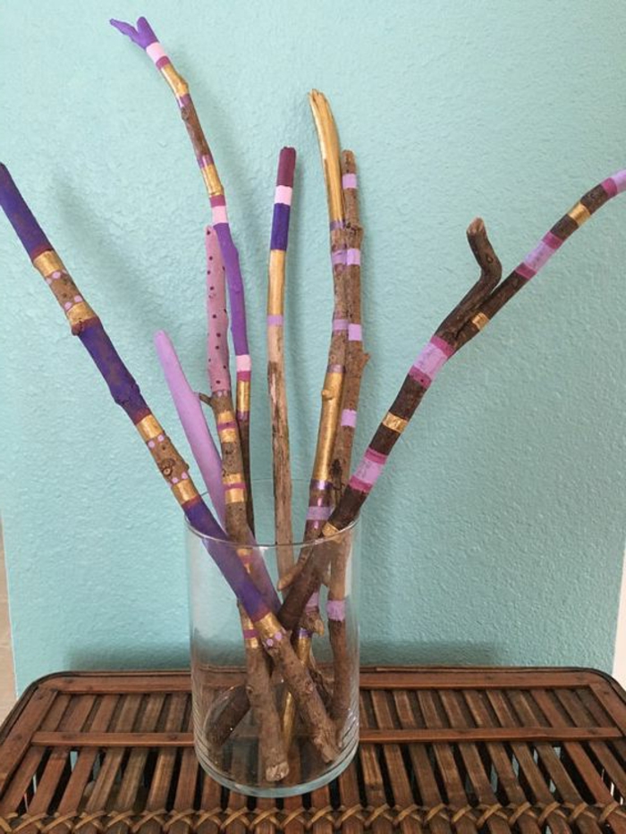 bouquet de bâtons en bois flotté colorés 