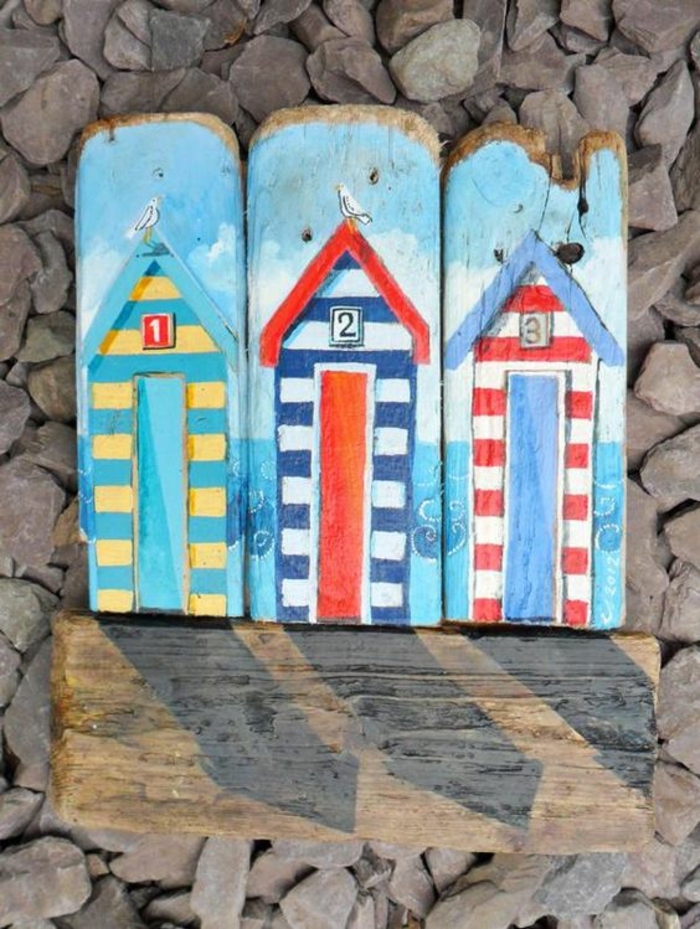 tableau bois flotté, maisons multicolores sur des planches de bois 