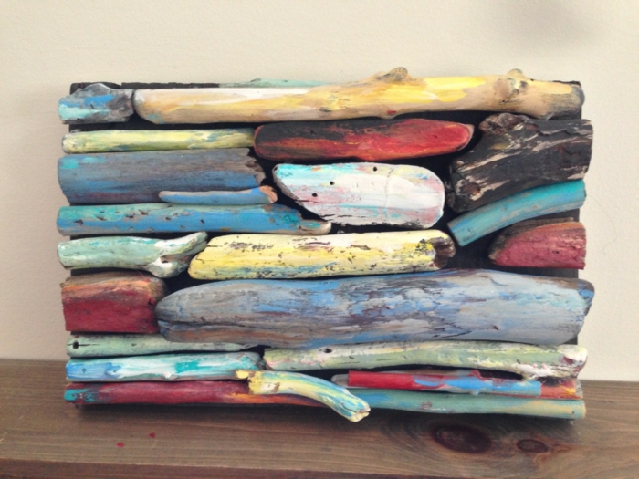 tableau bois flotté, sculpture de bois en couleurs différentes 