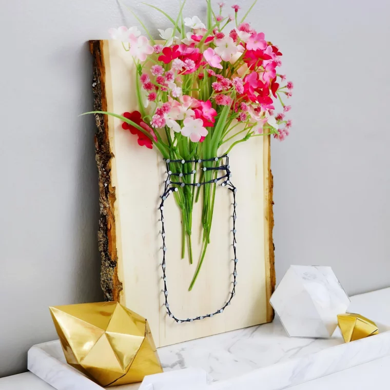tableau bois vis fil bouquet de fleurs artificielles support marbre objets dores