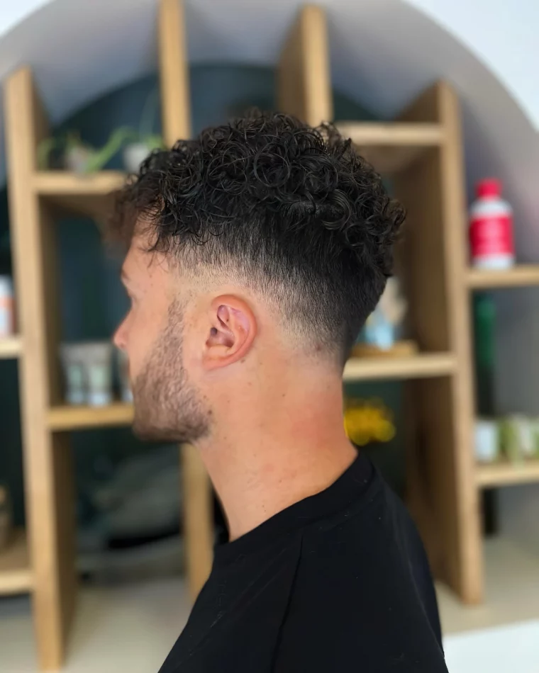 taper fade coupe tendance homme cotes rases degrade boucles