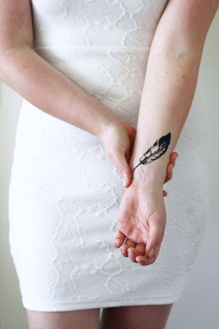 tataouage temporaire femme plume poignet idée tattoo éphémères