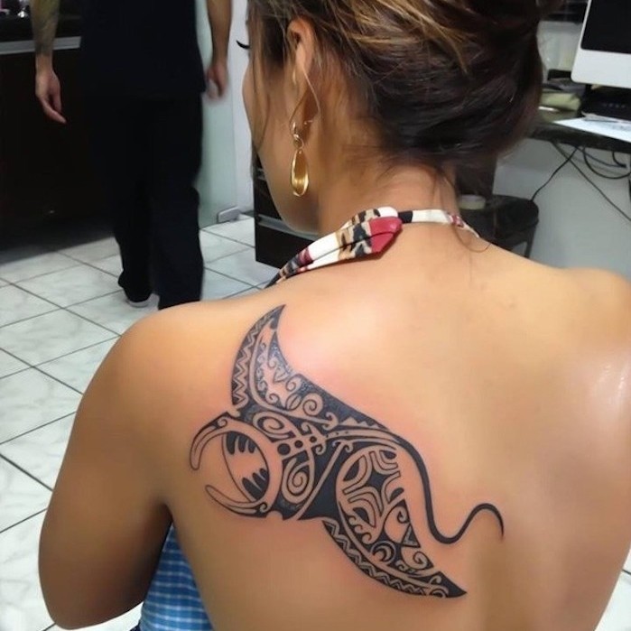 tataouage tribal femme raie poisson dos symbole maori