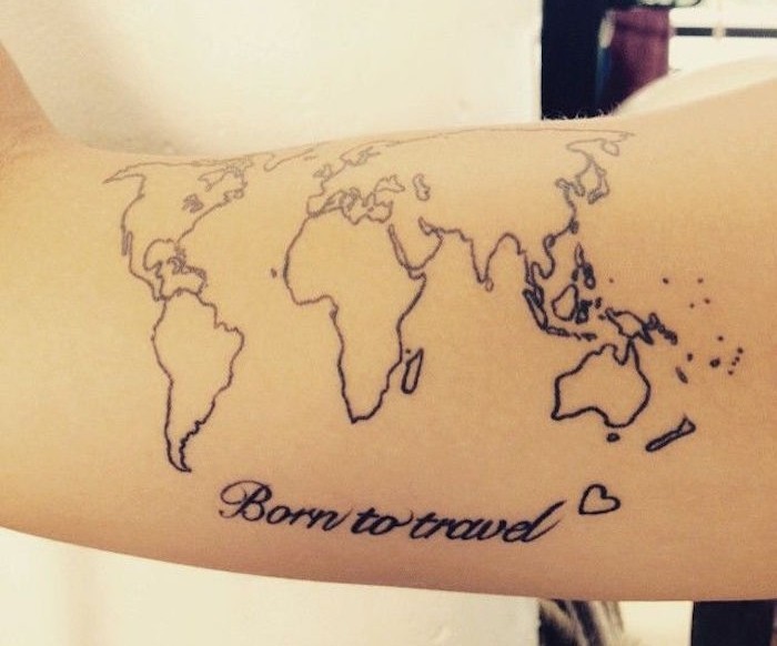 tatoo carte du monde sur le bras homme idée tatouage voyage