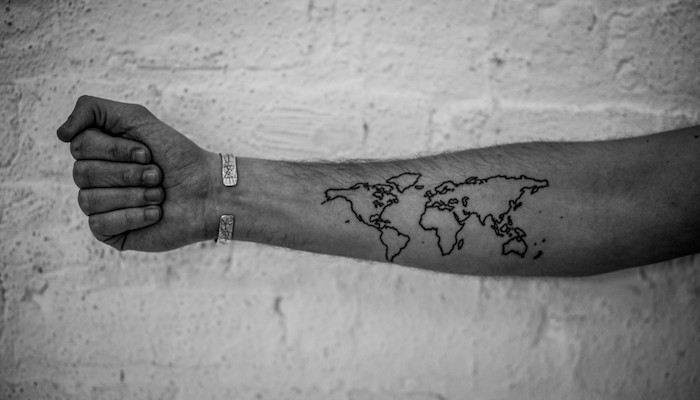 tatouage carte du monde sur le bras style tattoo voyage 