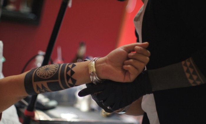 tatouage avant bras maorie femme tattoo tahiti polynesienne