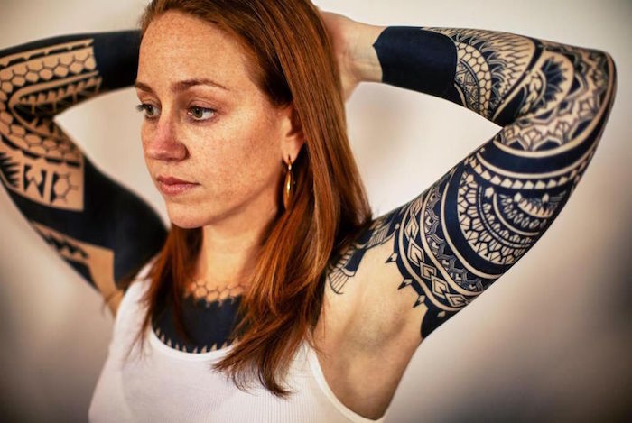 tatouage bras maorie femme tatouages polynesiens manches fille