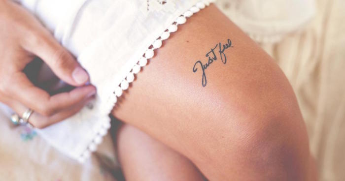 tatouage cuisse femme ephemere tattoo ephemere fille phrase ecriture