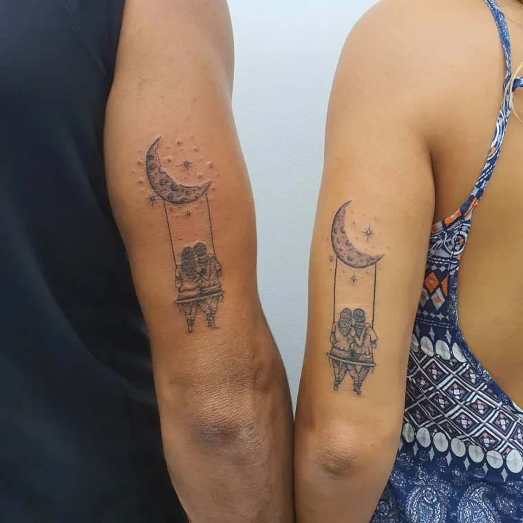 tatouage en couple voyage balancoire amour ciel nocturne lune