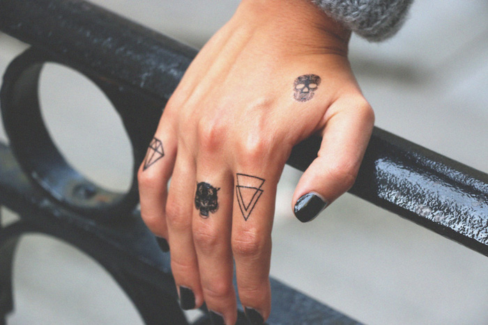 tatouage ephemere pas cher non permanent taouages main tattoo doigt idée temporaire