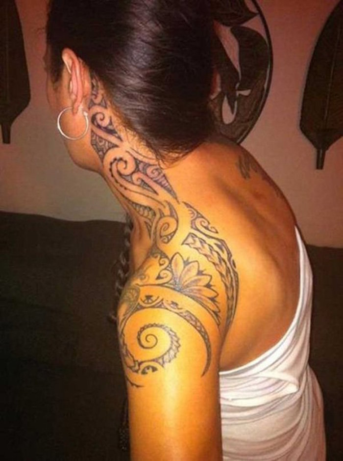 tatouage éuaple cou femme maorie polynesienne tattoo