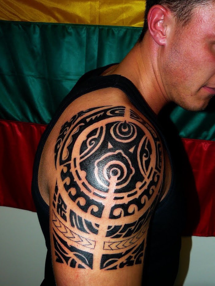 tatouage hawaien hawai polynesien polynésies tattoo tahiti tatoueur épaule