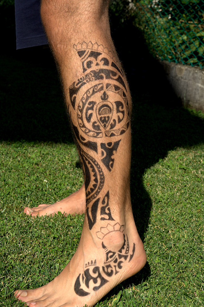 tatouage maorie mollet bras maori signification polinesien tahitien polynésiens samoa