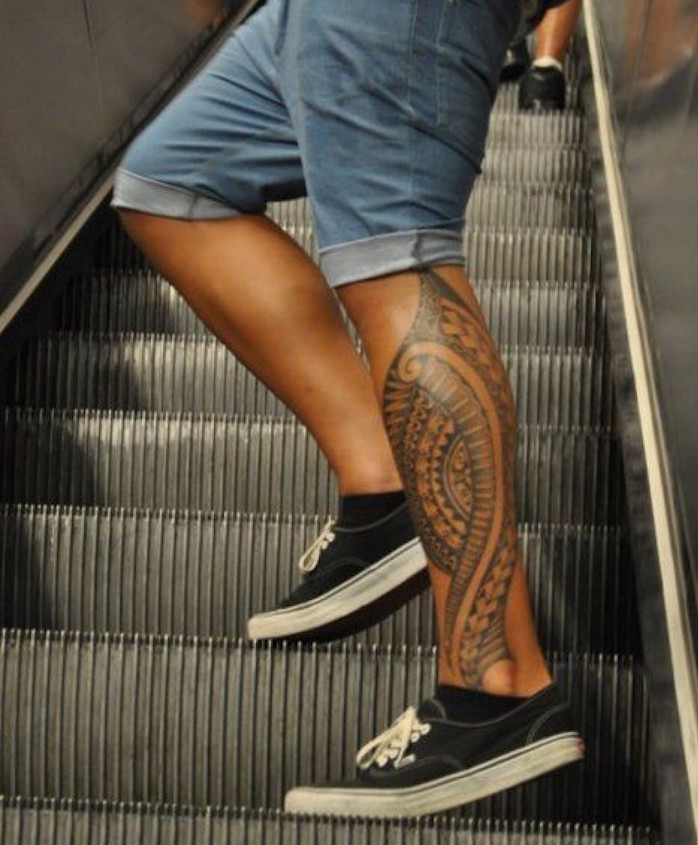 tatouage maorie mollet tatouage tahitien tatouages polynésiens samoa jambe symbole maori