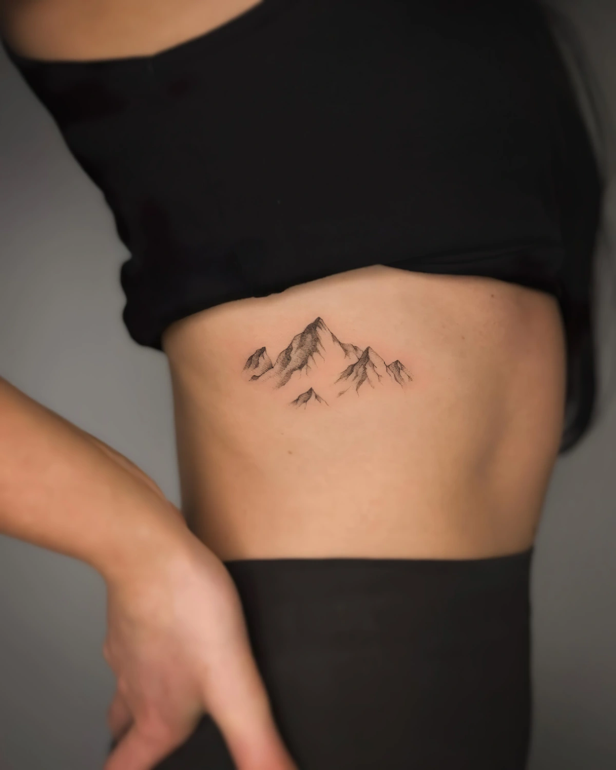 tatouage montagne sur le cote du corps femme dessin peau