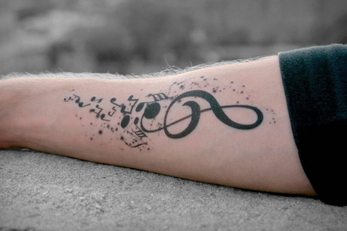 tatouage personnalisé ephemere cle de sol idée tattoo musique temporaire bras homme