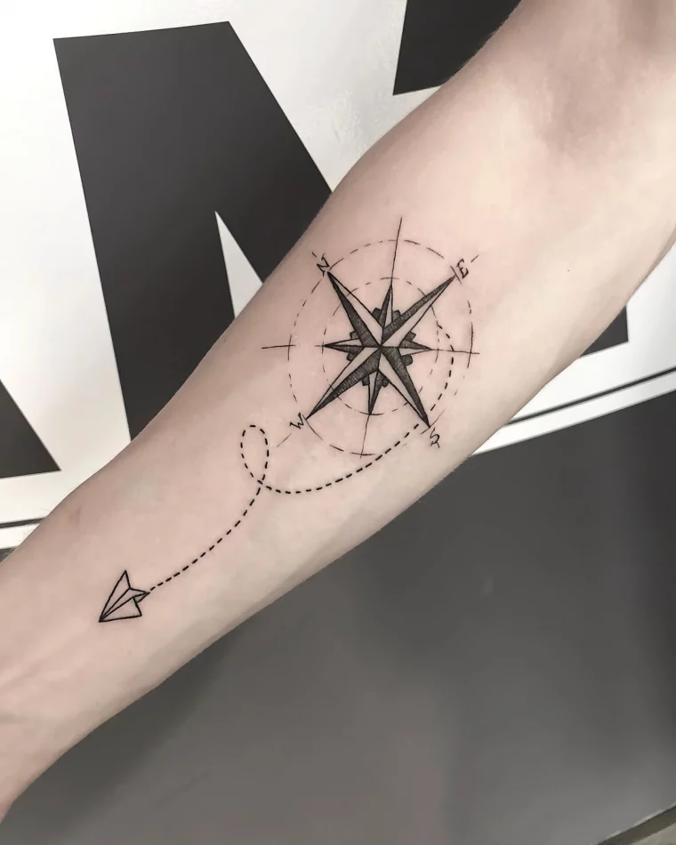 tatouage rose des vents minimaliste directions dots lignes